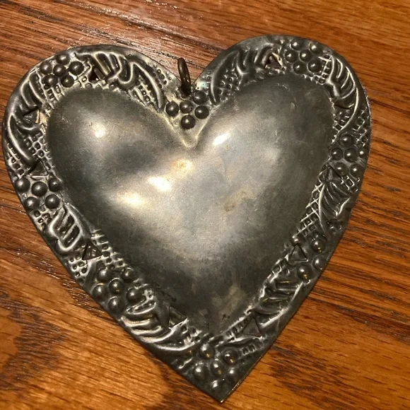 Antique silver plated decorative heart shaped ornament/pendant (Vintage style) - Picture 7 of 16